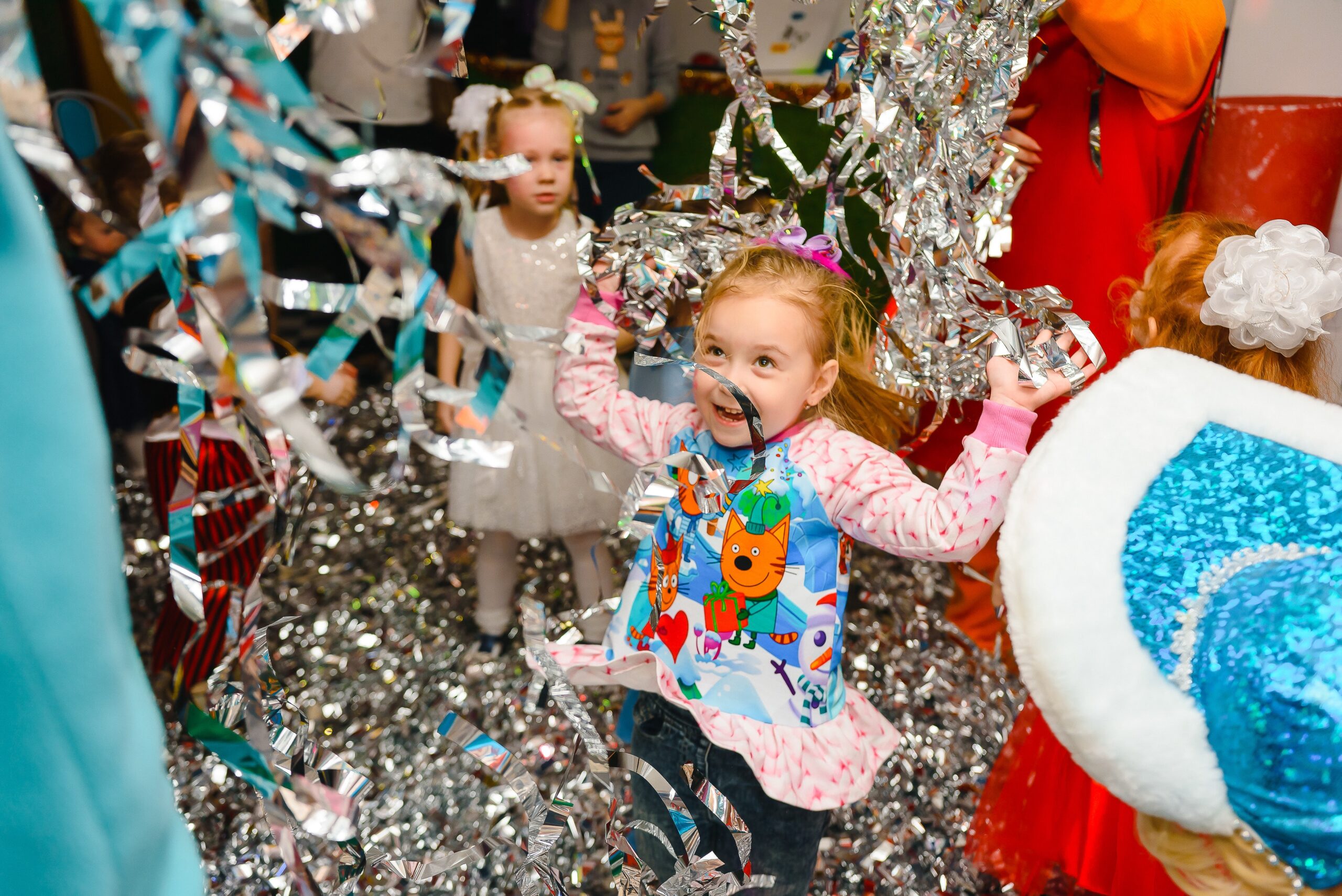 Bilden visar barnkalas tema med roliga ballonger födelsedag och roliga maskeradkläder till barn