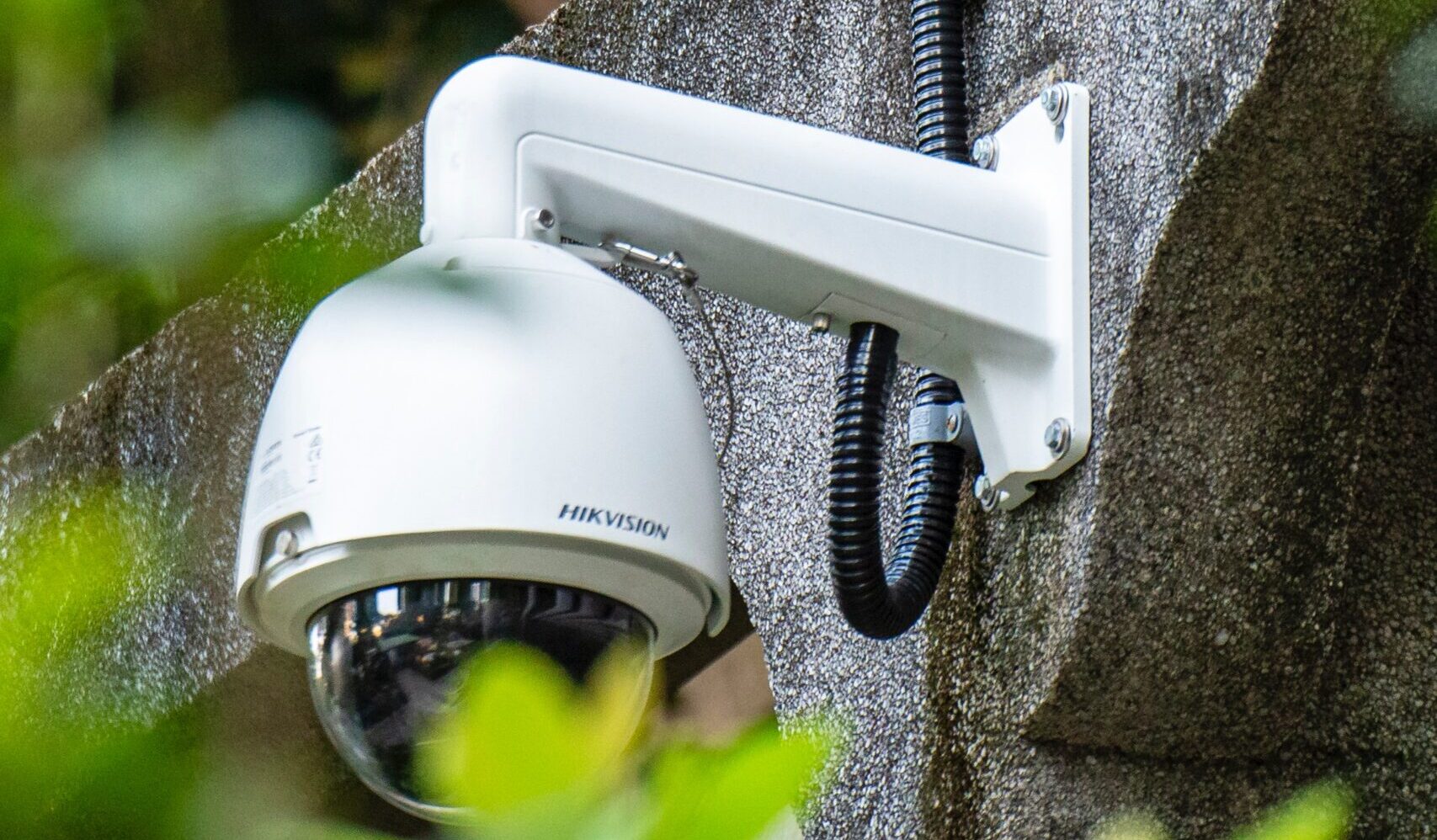 Bilden visar en övervakningskamera för utomhusbruk. Övervakningskameror finns som WiFi kamera, Analog kamera och IP kamera