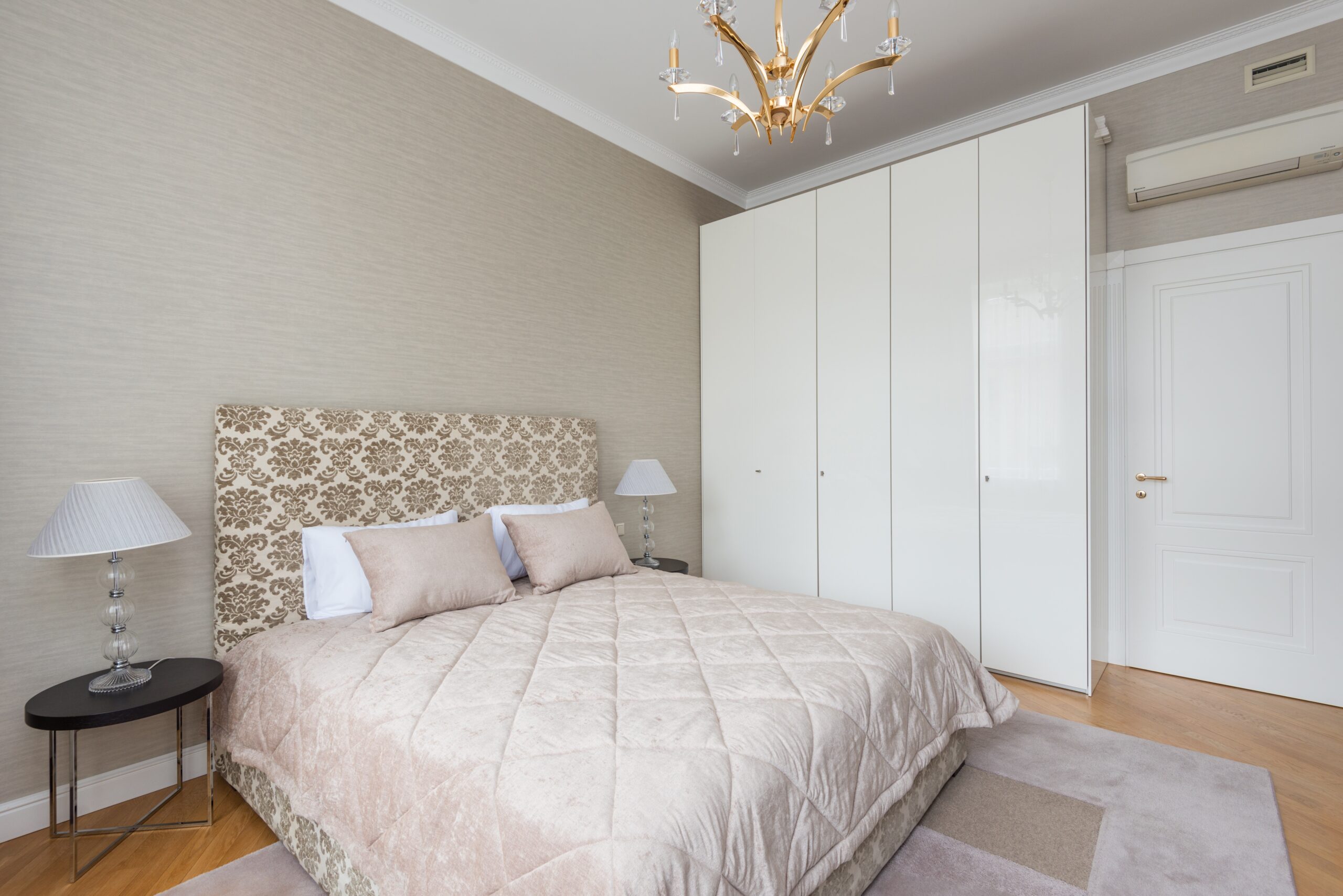 Bilden visar ett sovrum med garderober. Garderob Stockholm är ett populärt garderobsalternativ till sovrummet.