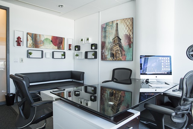 Bilden visar ett modernt kontor. Kontosmöbler som ergonomiska kontorsstolar och höj- och sänkbara skrivbord används allt oftare på moderna kontor.